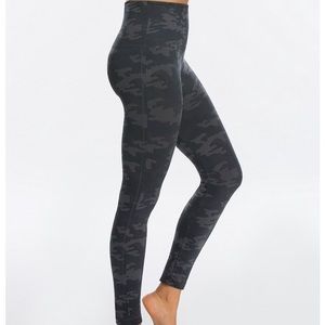 Black camo Spanx leggings